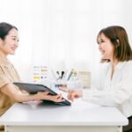 ネイルを選ぶ女性