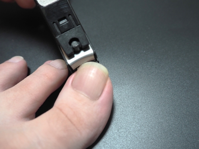 足の爪を切る人