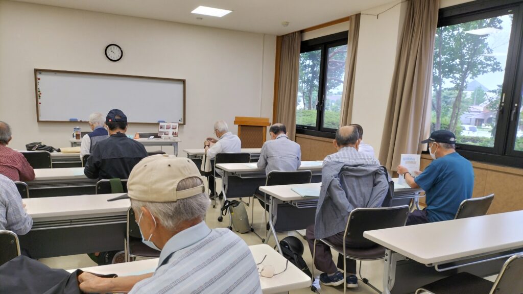 公民館に集まる高齢者