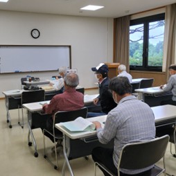 公民館での高齢者対象の爪切り講座