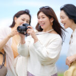 写真を撮る女性