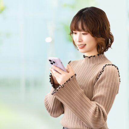 スマホを操作する女性